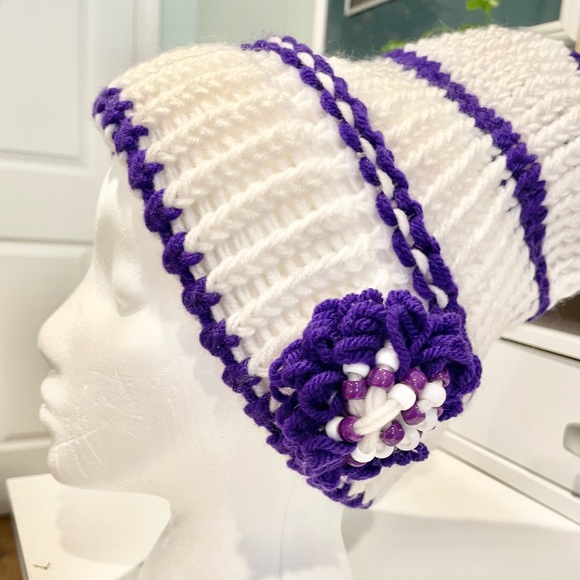 NWT Pretty White Women's Hand Knit Wool Beanie with Royal Purple Trim & Pom - Picture 4 of 5